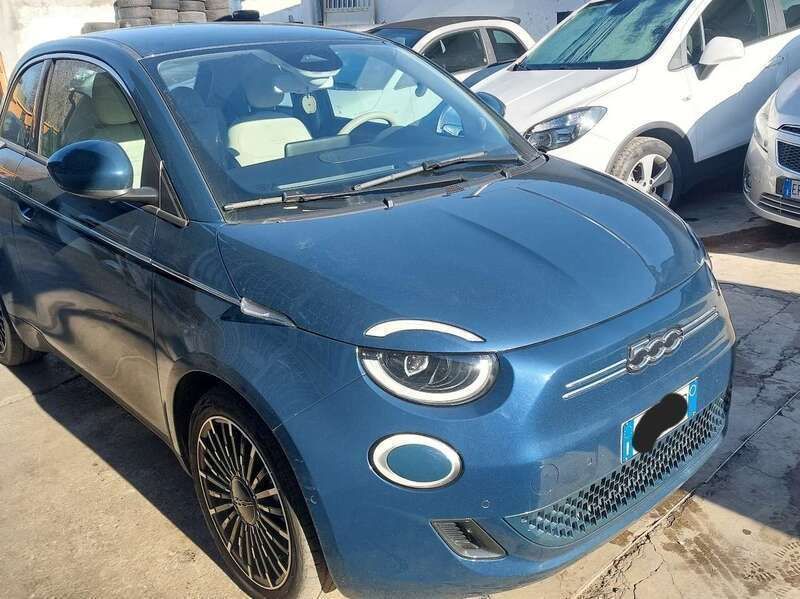 Blu/azzurro Usata 2023 Fiat 500e La Prima Cabrio | 22.000 € (Cara) - Immagine 1/4