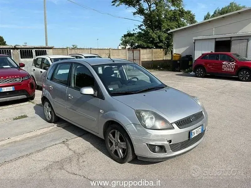 Usata Ford Fiesta 75 CV (55 kW) 2008 Grigio Utilitaria
