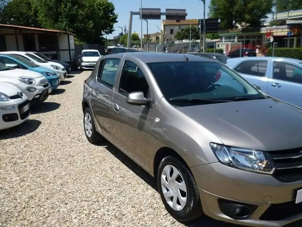 Usata Dacia Sandero Lauréate 75 CV (55 kW) 2015 Bronzo Berlina