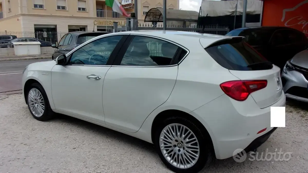 Usata Alfa Romeo Giulietta Distinctive 120 CV (88 kW) 2014 Bianco Utilitaria
