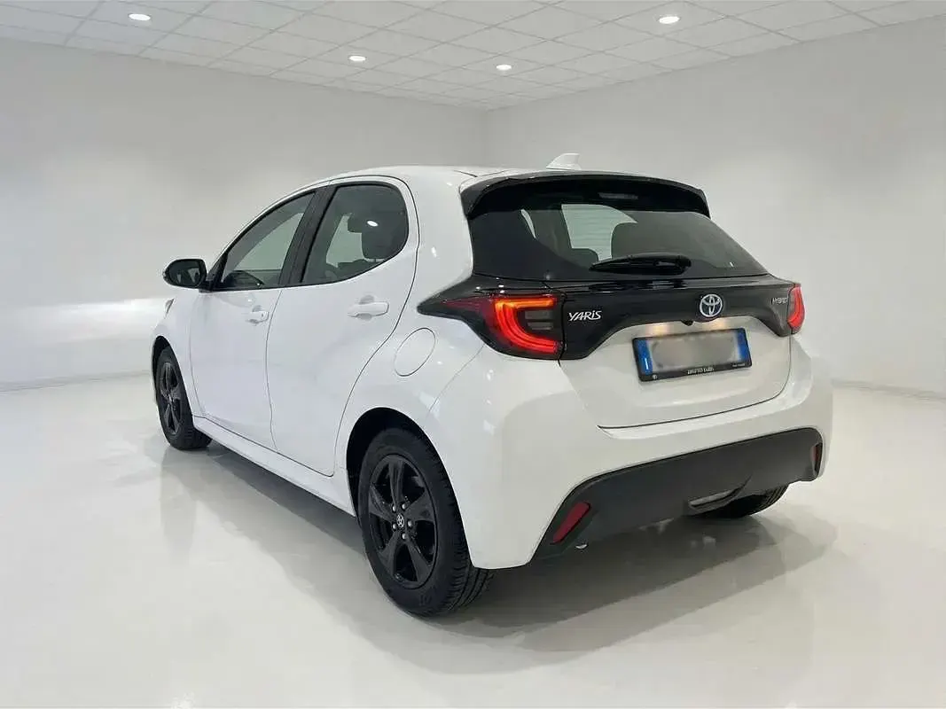 Usata Toyota Yaris Hybrid Active 92 CV (67 kW) 2024 Berlina