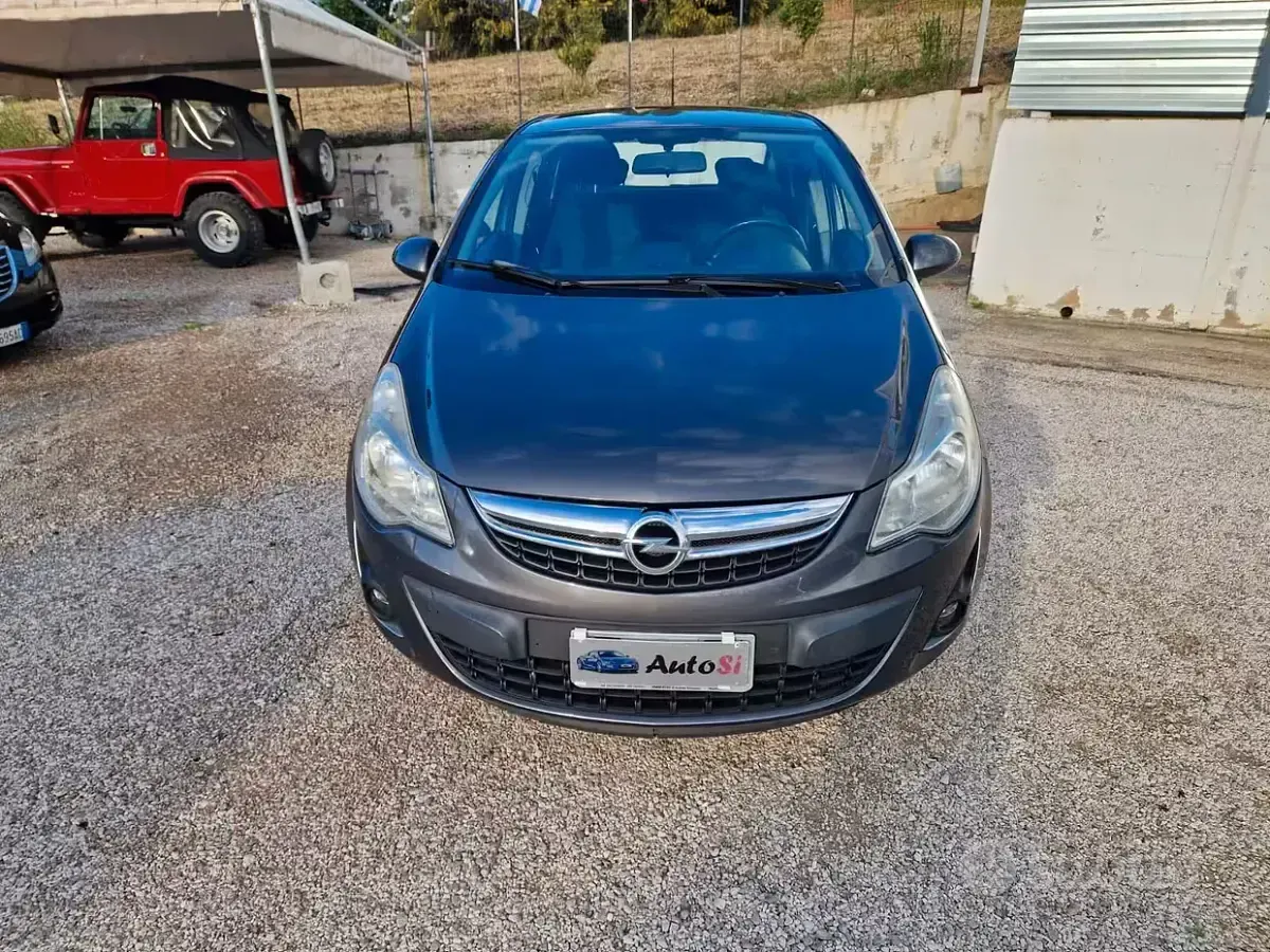 Usata Opel Corsa 65 CV (47 kW) 2012 Grigio Utilitaria