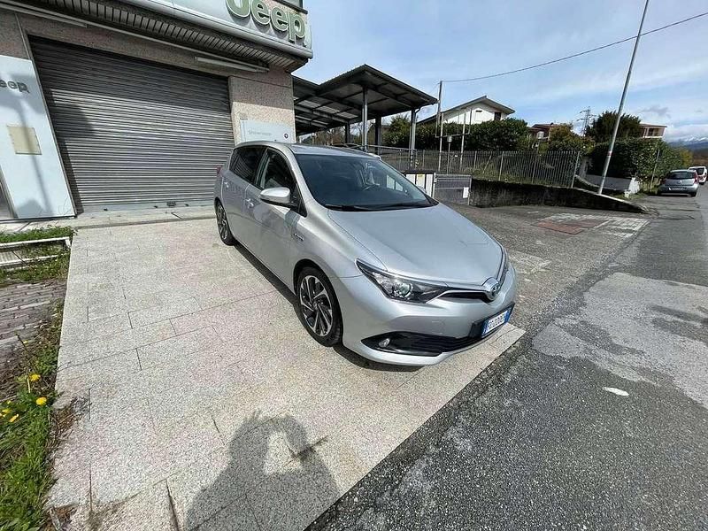 Usata Toyota Auris Hybrid Business Edition 99 CV (72 kW) 2016 Argento Berlina