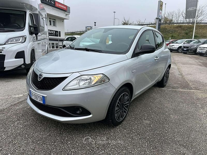 Usata Lancia Ypsilon Gold 69 CV (50 kW) 2018 Grigio Utilitaria