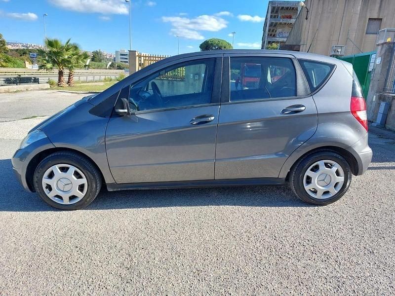 Grigio scuro metallizzato Usata 2011 Mercedes A180 Tre volumi | 5200 € (Buon prezzo) - Immagine 1/4