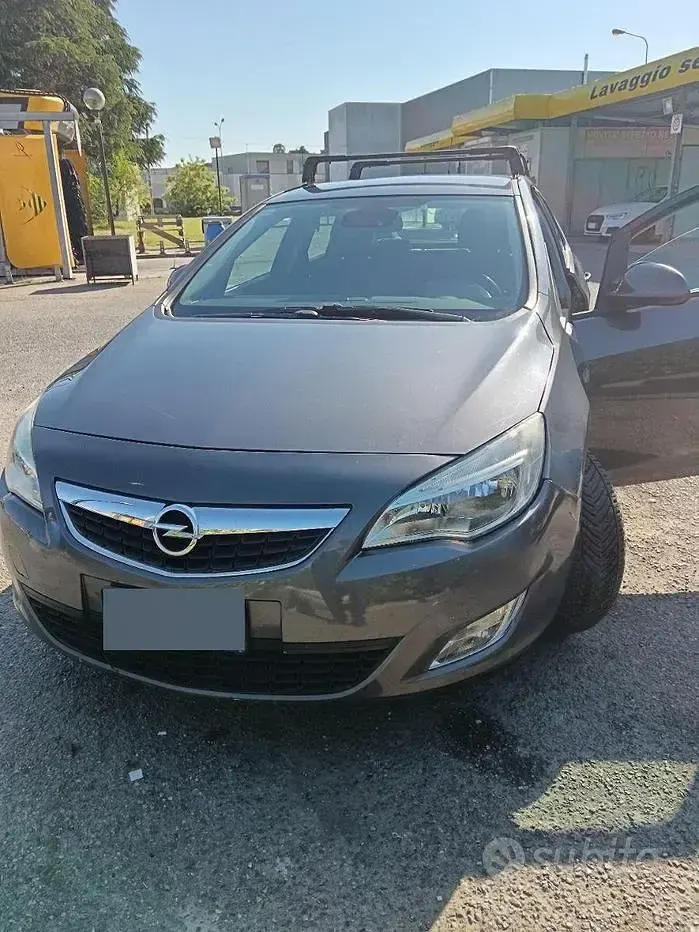 Käytetty Opel Astra 110 HP (80 kW) 2011 Harmaa Sedan