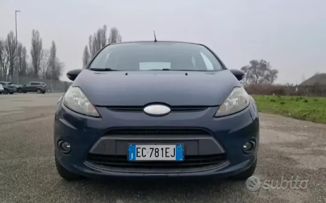 Usata Ford Fiesta Titanium 82 CV (60 kW) 2010 Bluazzurro Berlina