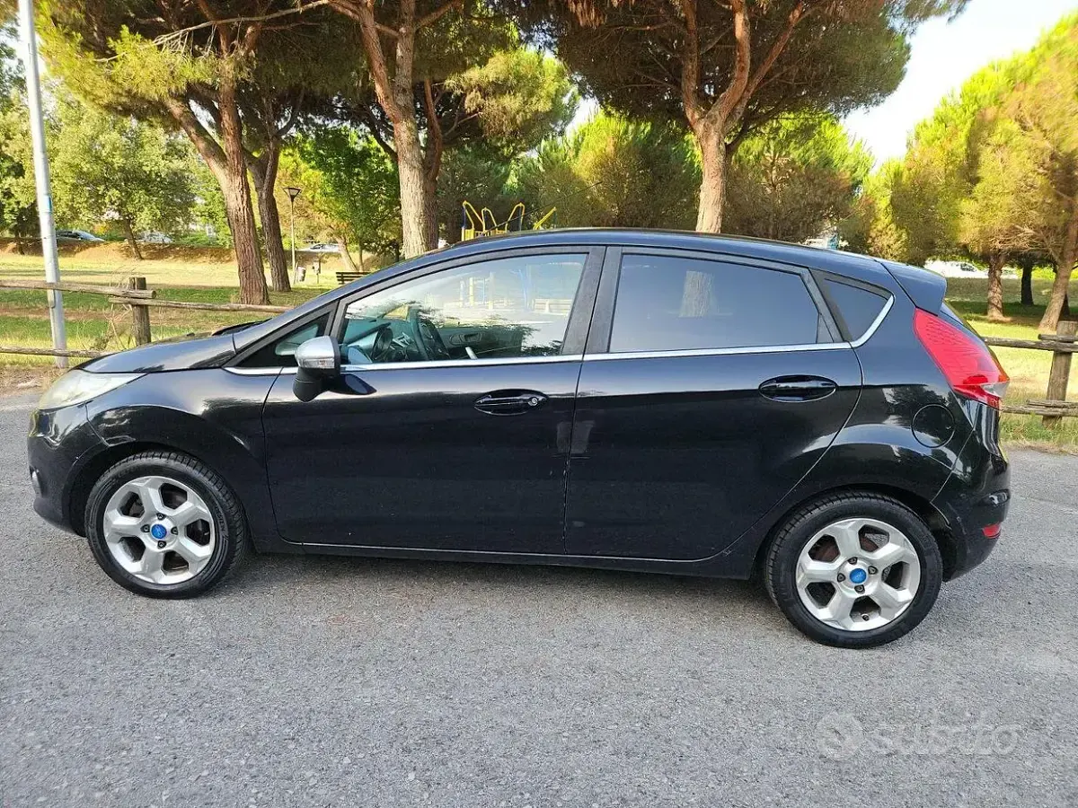 Usata Ford Fiesta 82 CV (60 kW) 2011 Nero Berlina