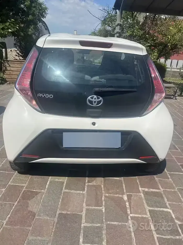 Usata Toyota Aygo 69 CV (50 kW) 2018 Bianco Utilitaria