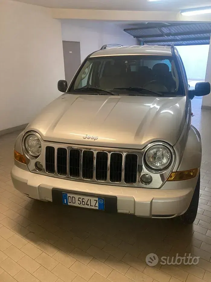 Usata Jeep Cherokee 163 CV (119 kW) 2006 Grigio SUV