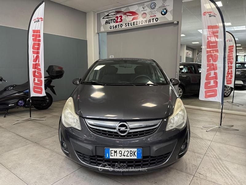 Grigio Usata 2013 Opel Corsa Edition Tre volumi | 4899 € (Buon prezzo) - Immagine 1/4