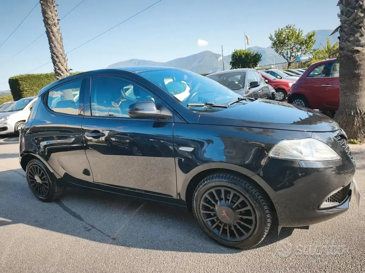 Usado Lancia Ypsilon 69 HP (50 kW) 2015 Preto Citadino