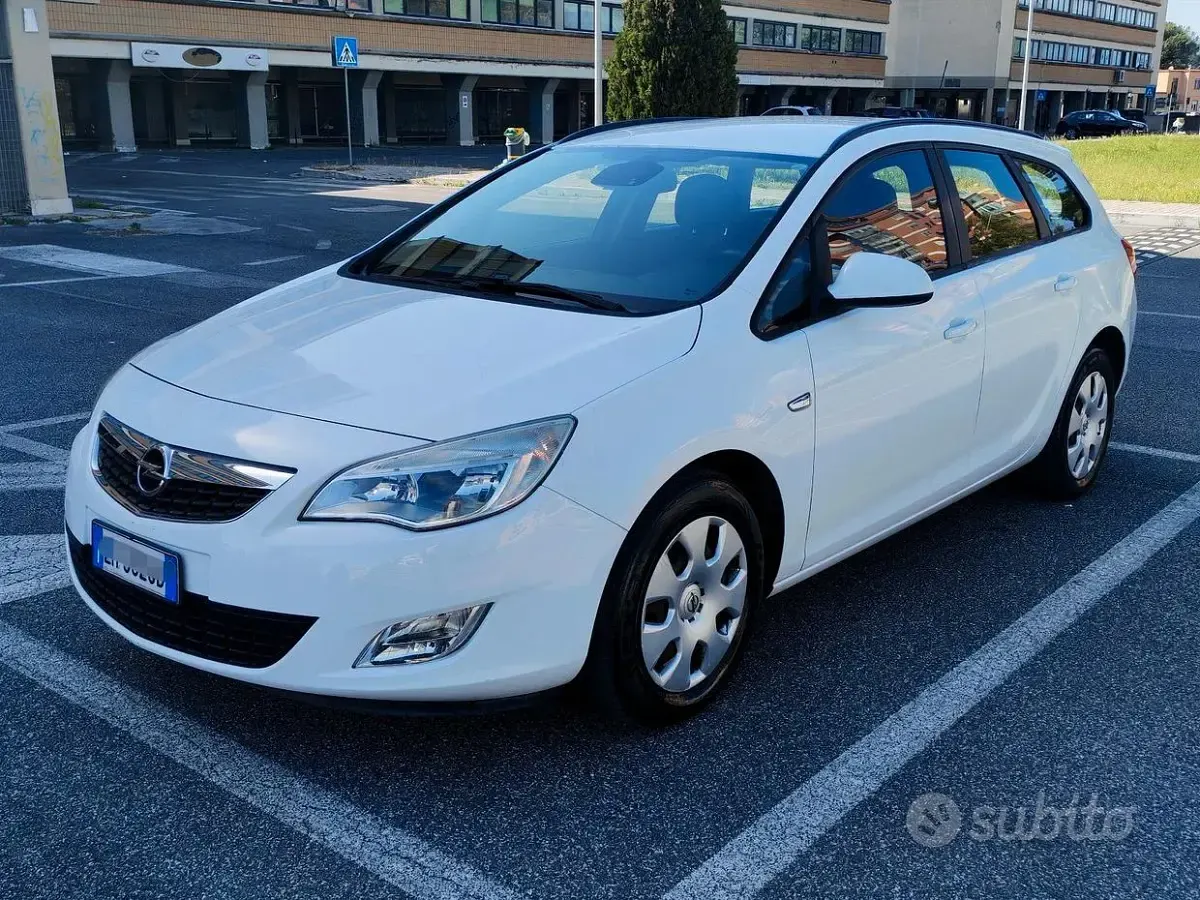 Begagnad Opel Astra Sport 125 HK (91 kW) 2012 Vit Kombi