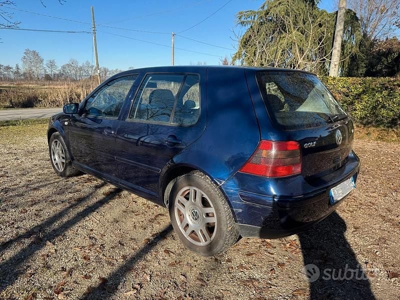 Usata VW Golf IV 110 CV (80 kW) 2001 Blu Utilitaria