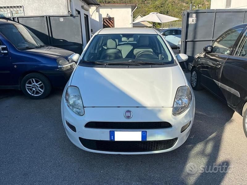 Bianco Usata 2012 Fiat Punto Lounge Due volumi | 3900 € (Buon prezzo) - Immagine 1/4
