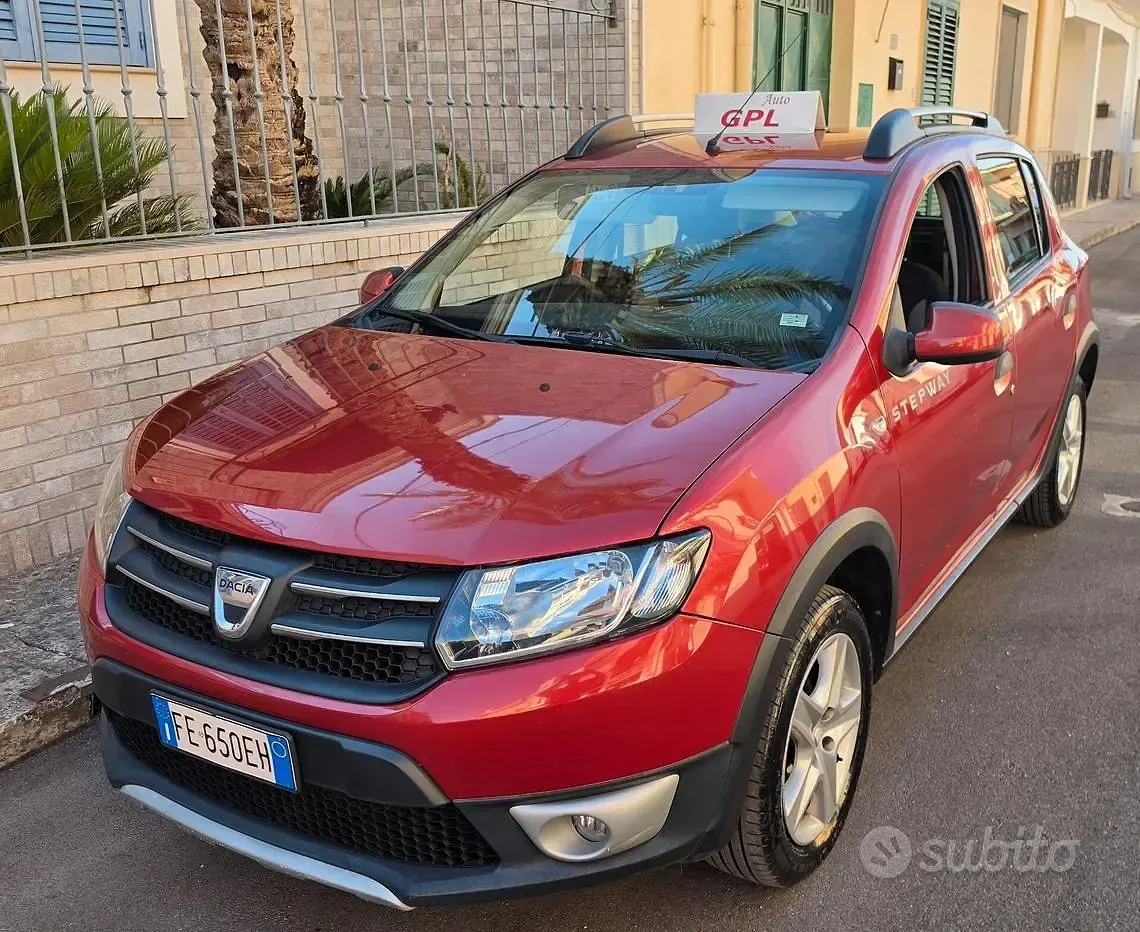 Usata Dacia Sandero 90 CV (66 kW) 2016 Rosso SUV