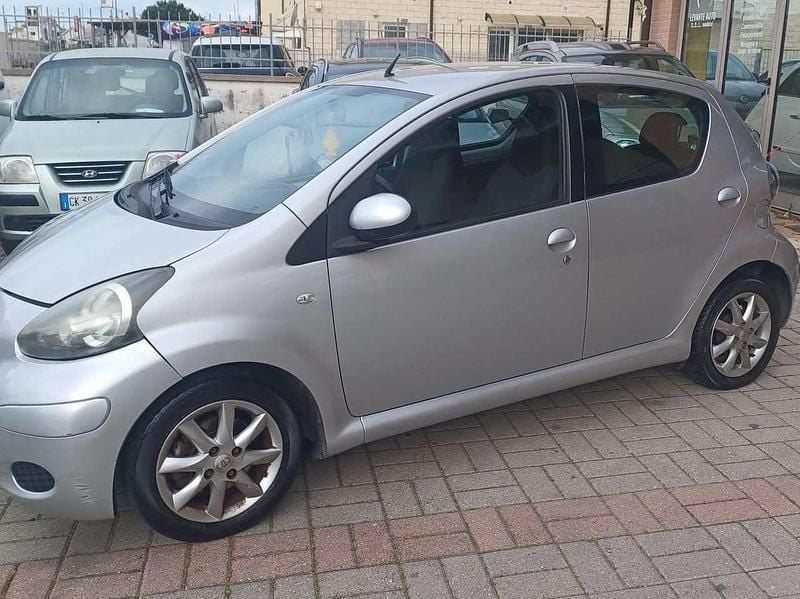 Usata Toyota Aygo Connect Style 68 CV (50 kW) 2011 Argento Utilitaria