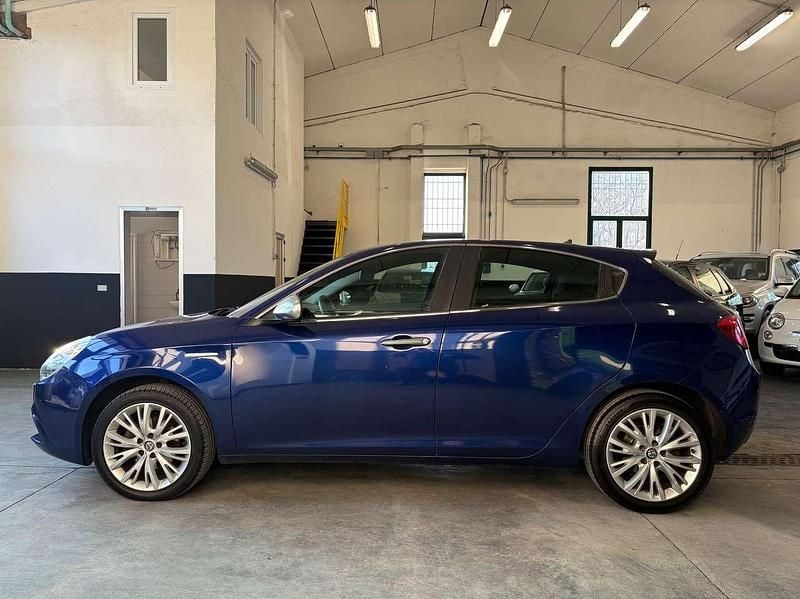 Usata Alfa Romeo Giulietta Super 120 CV (88 kW) 2016 Blu magnetico Utilitaria