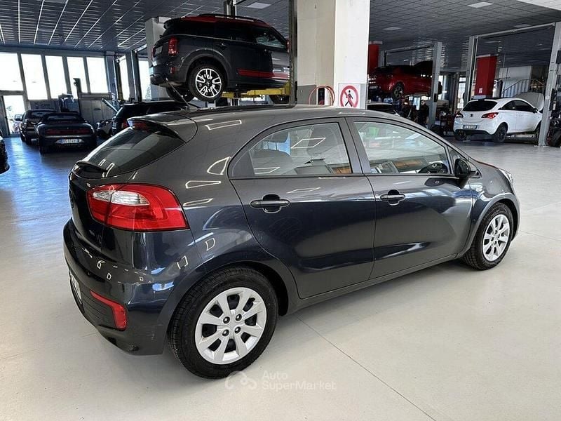 Usata Kia Rio Active 86 CV (63 kW) 2015 Gray Berlina