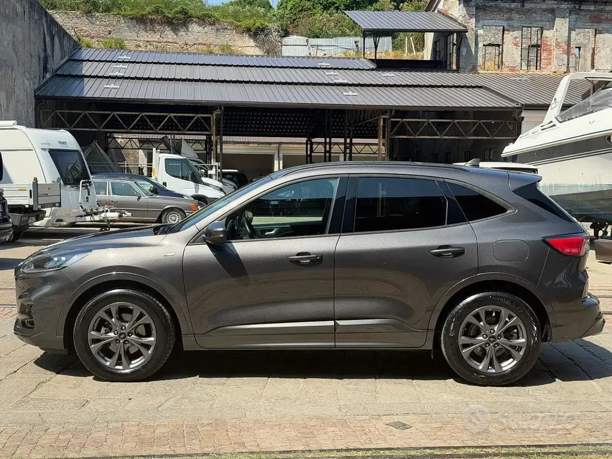 Usata Ford Kuga ST-Line 152 CV (111 kW) 2022 Grigio SUV