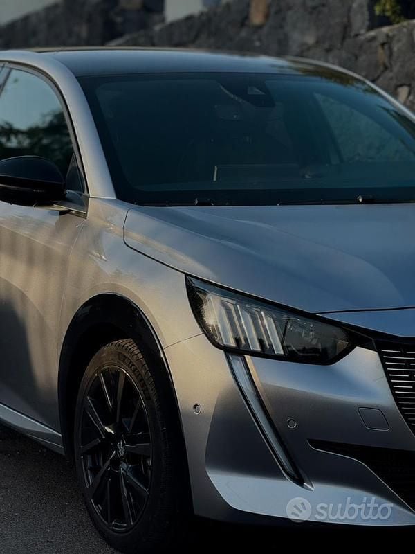 Usata Peugeot 208 GT 130 CV (95 kW) 2023 Grigio Utilitaria