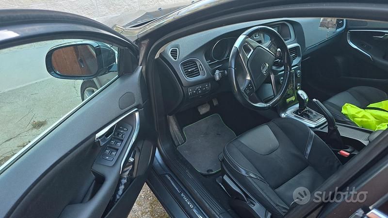 Usata Volvo V40 150 CV (110 kW) 2013 Grigio Berlina