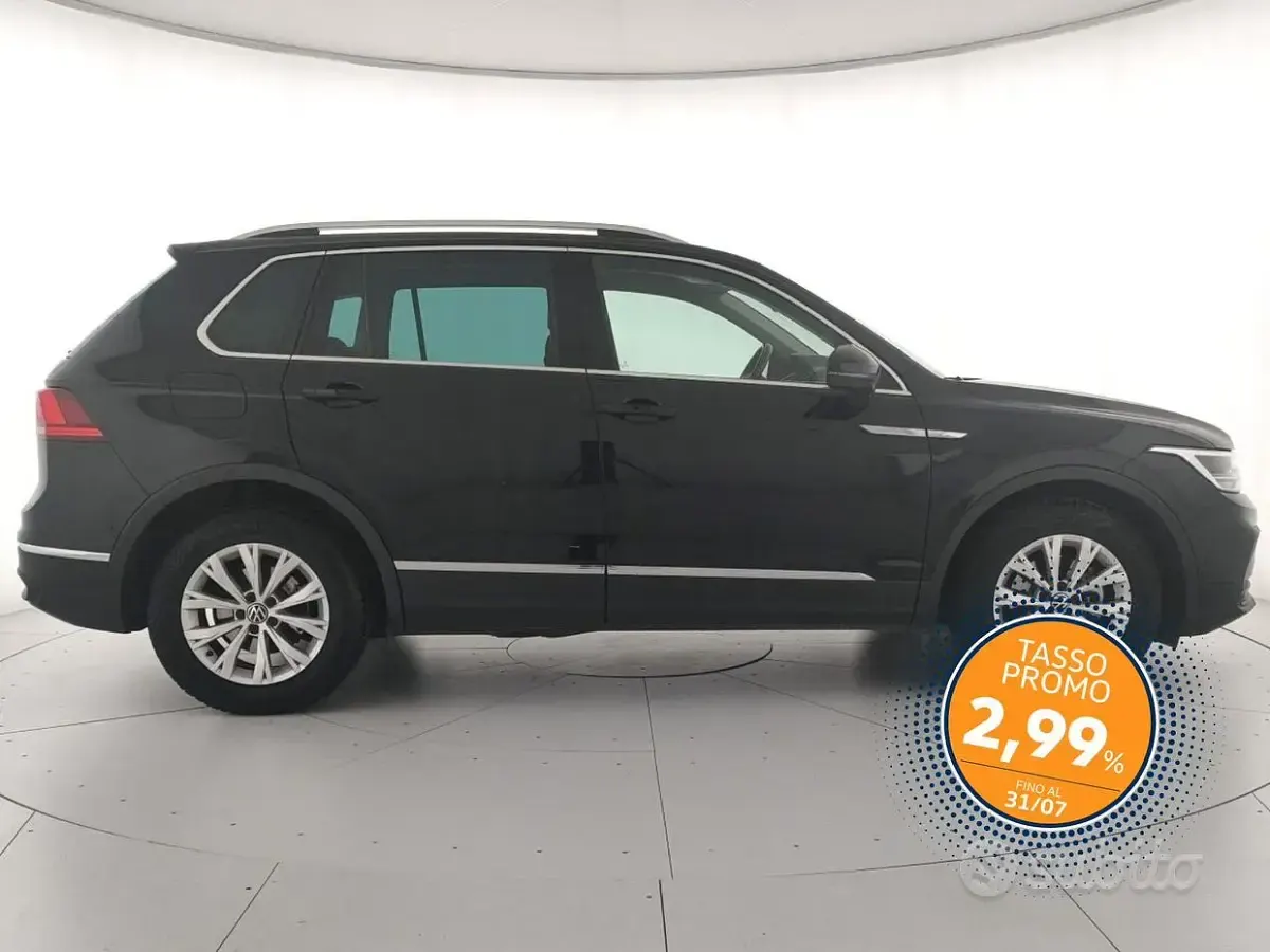 Usata VW Tiguan Life 122 CV (89 kW) 2023 Deep black perlato SUV