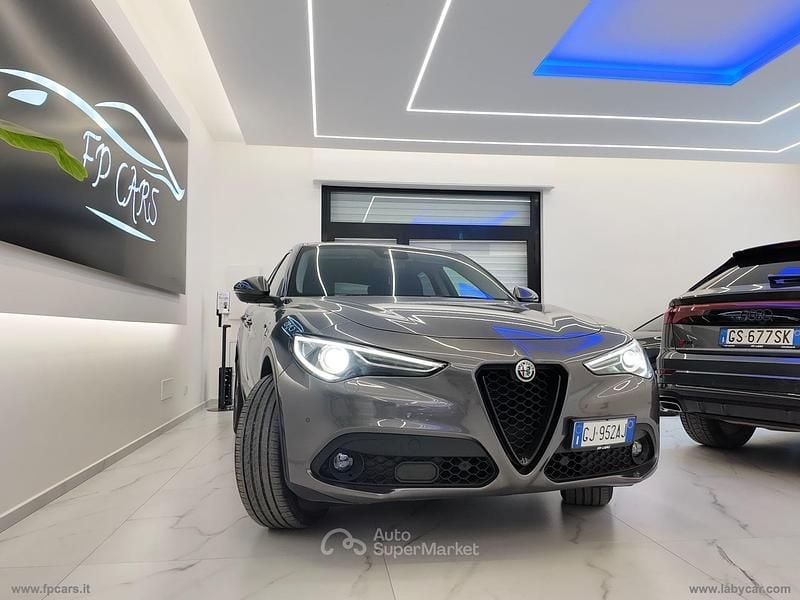 Käytetty Alfa Romeo Stelvio Sprint 190 HP (139 kW) 2022 Harmaa Katumaasturi