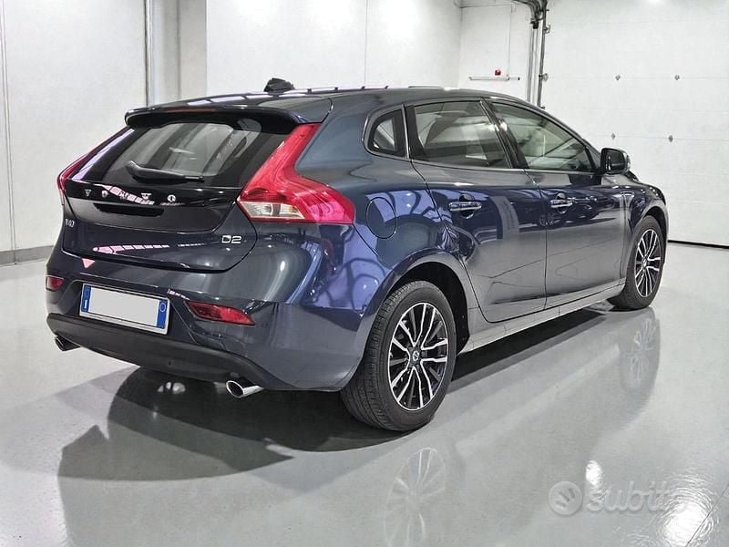 Usata Volvo V40 Business Edition 120 CV (88 kW) 2019 Blu metallizzato Berlina