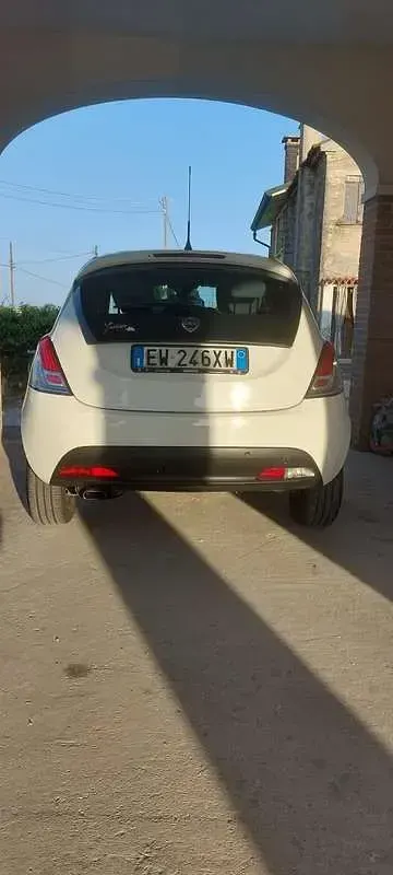 Usata Lancia Ypsilon Silver 95 CV (69 kW) 2014 Bianco Utilitaria
