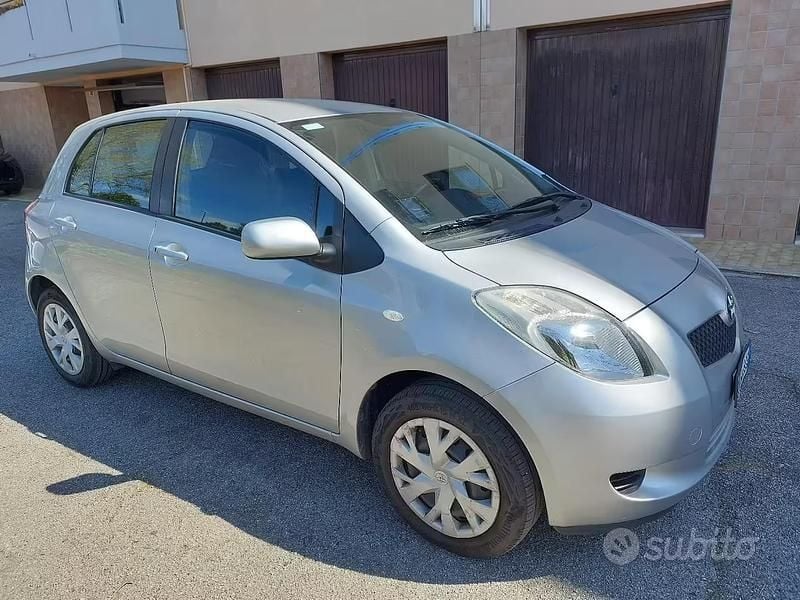 Usata Toyota Yaris Sol 69 CV (50 kW) 2007 Grigio Utilitaria