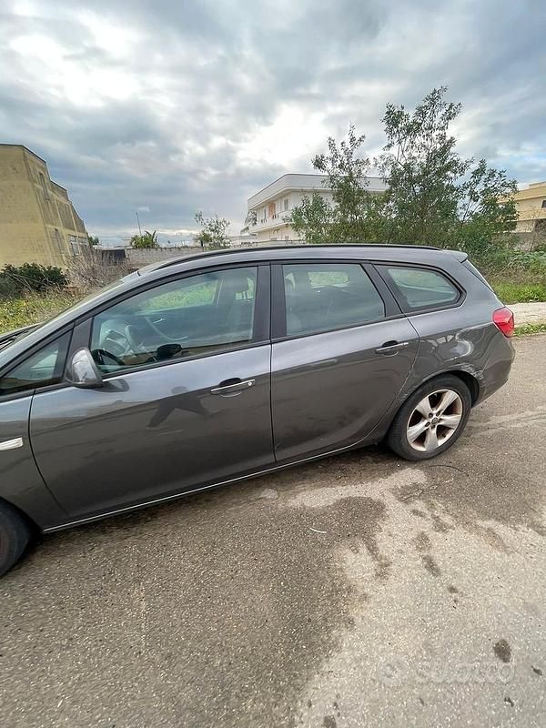 Usata Opel Astra 95 CV (69 kW) 2011 Grigio Station wagon