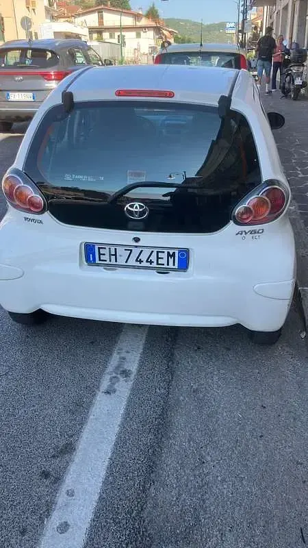 Usata Toyota Aygo Connect Style 72 CV (52 kW) 2011 Bianco Utilitaria