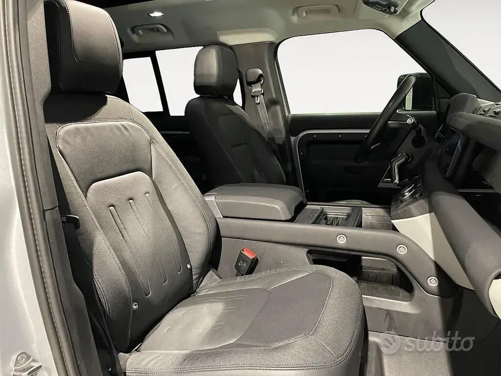 Usata Land Rover Defender First Edition 241 CV (177 kW) 2020 Indus silver opaco SUV