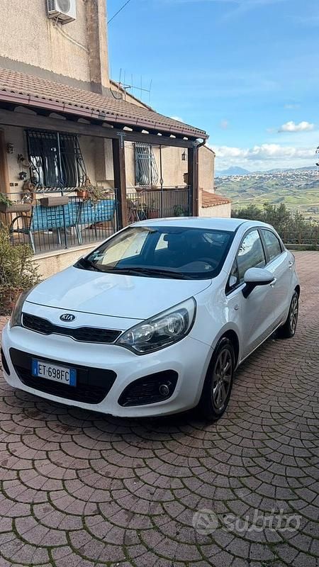 Usata Kia Rio Active 75 CV (55 kW) 2013 Bianco Berlina