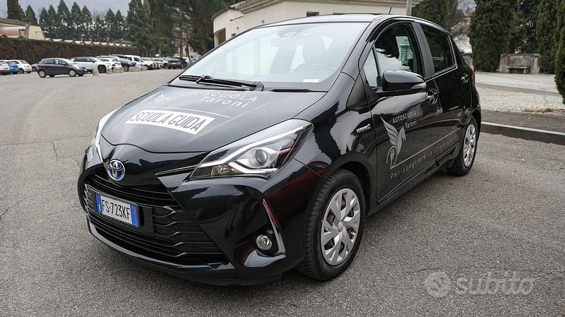 Nero Usata 2018 Toyota Yaris Hybrid Tre volumi | 11.500 € (Ottimo prezzo) - Immagine 1/3
