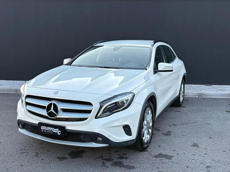 Usata Mercedes GLA200 136 CV (100 kW) 2016 Bianco SUV