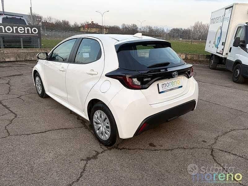 Usata Toyota Yaris Hybrid Active 92 CV (67 kW) 2022 Bianco Utilitaria