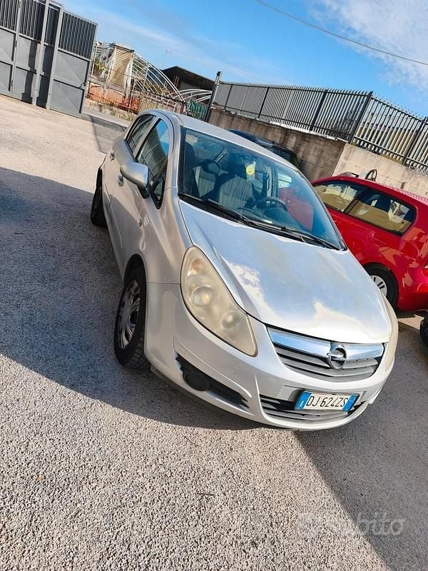 Grigio Usata 2009 Opel Corsa Enjoy Tre volumi | 1500 € (Super prezzo) - Immagine 1/4