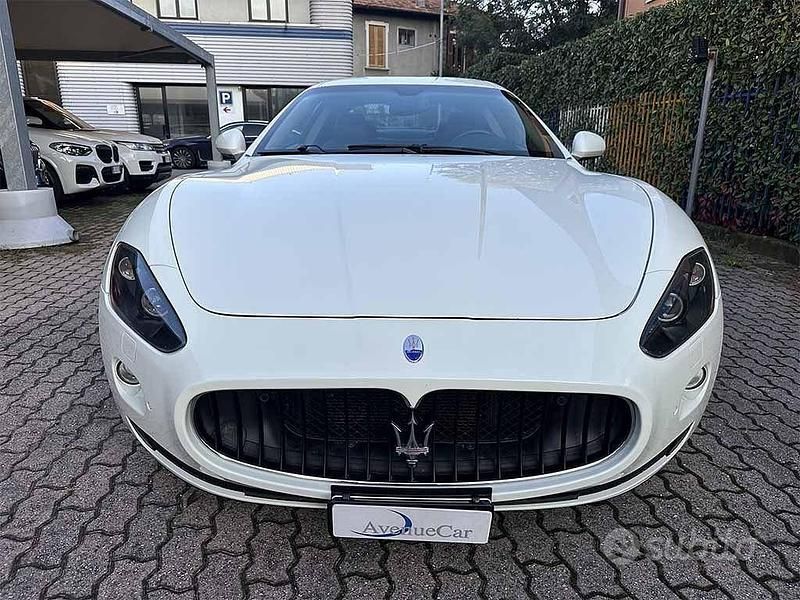Usata Maserati Granturismo 440 CV (323 kW) 2011 Bianco / pastello Coupé