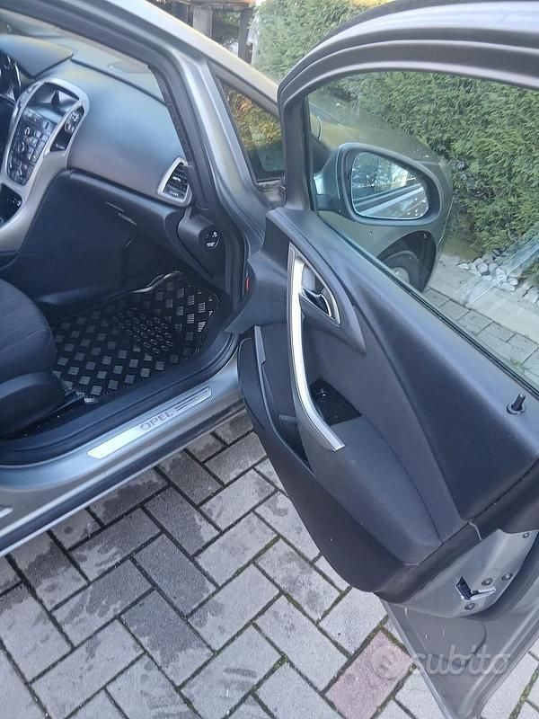 Usata Opel Astra 101 CV (74 kW) 2012 Berlina