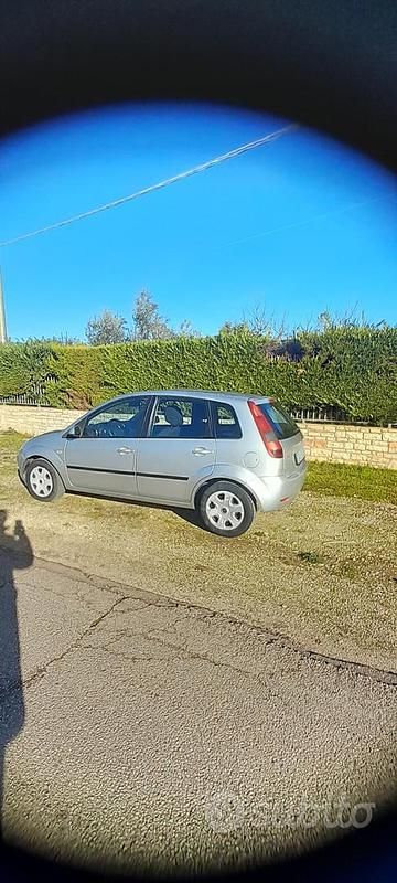 Usata Ford Fiesta 68 CV (50 kW) 2005 Grigio Utilitaria