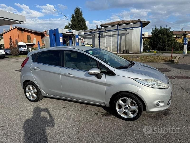 Usata Ford Fiesta 82 CV (60 kW) 2010 Grigio Berlina