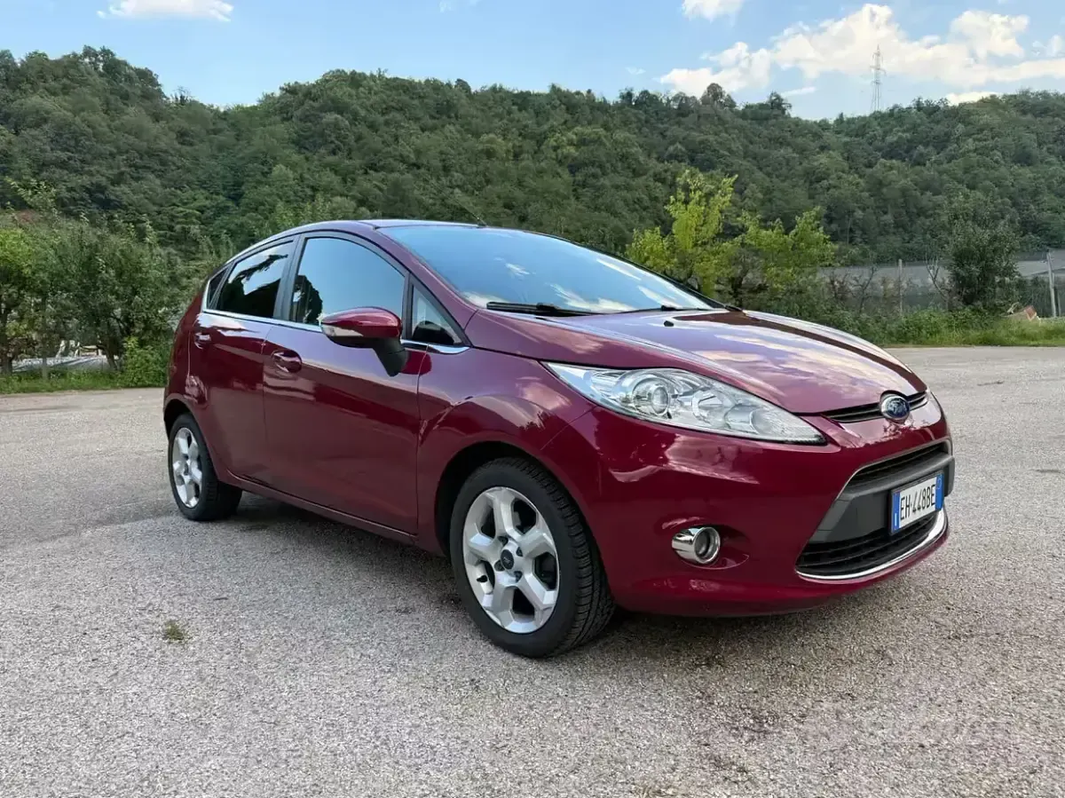 Usata Ford Fiesta Titanium 71 CV (52 kW) 2011 Rosso Berlina