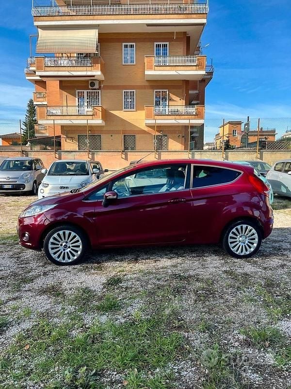 Usata Ford Fiesta Titanium 82 CV (60 kW) 2009 Rosso Utilitaria