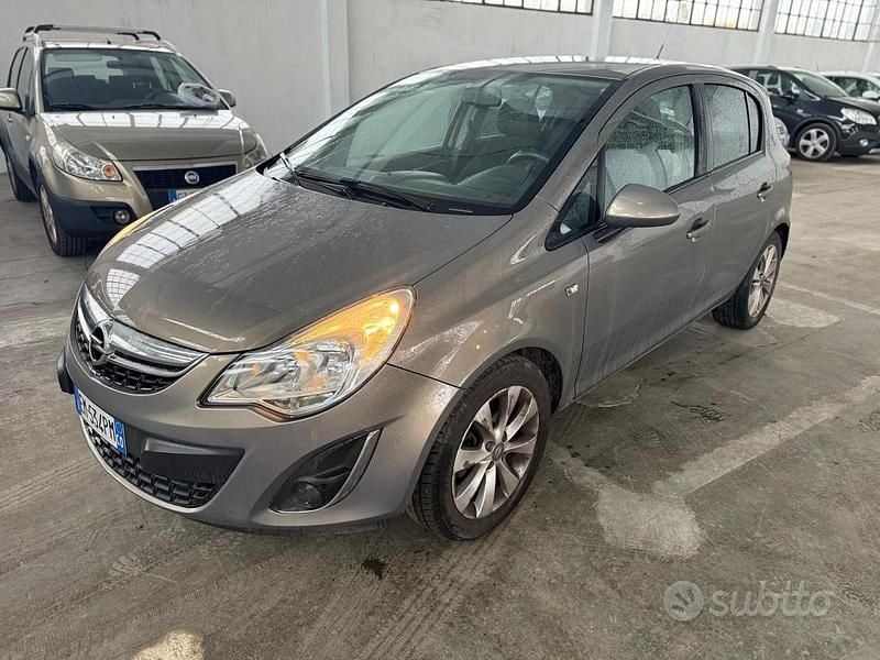 Grigio Usata 2012 Opel Corsa Tre volumi | 2999 € (Buon prezzo) - Immagine 1/4