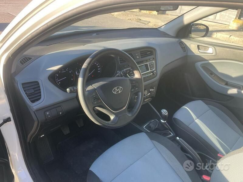 Usata Hyundai i20 75 CV (55 kW) 2016 Bianco Utilitaria