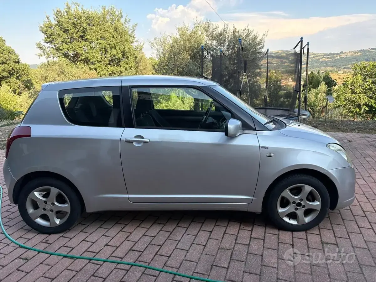 Usata Suzuki Swift 95 CV (69 kW) 2005 Grigio Utilitaria