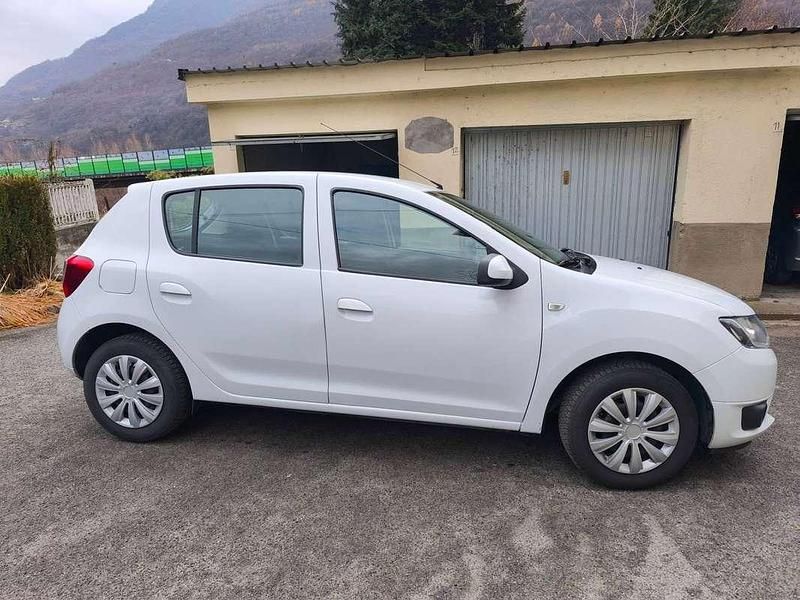 Bianco Usata 2015 Dacia Sandero Lauréate Tre volumi | 5900 € (Ottimo prezzo) - Immagine 1/4