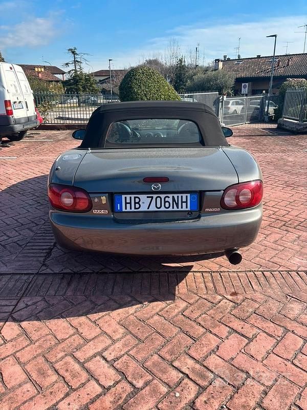 Usata Mazda MX5 Inclusive 145 CV (106 kW) 2003 Grigio Cabrio